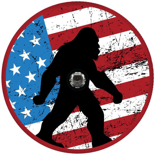 Funda rústica para llanta de repuesto con bandera estadounidense y silueta de Sasquatch